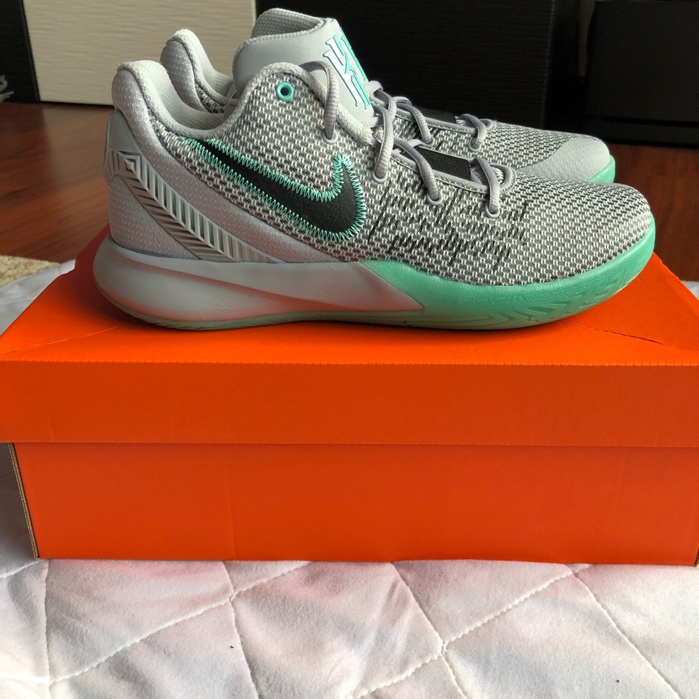 New NIKE Sz 8.5 Kyrie Flytrap II Basketball Shoes